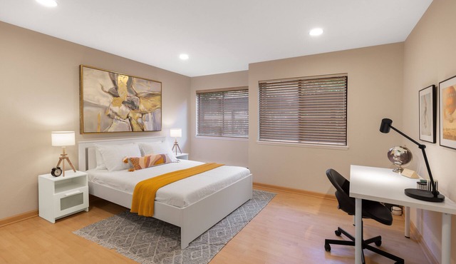 Cozy Downtown 2BD Bellevue Condo, Free Parking