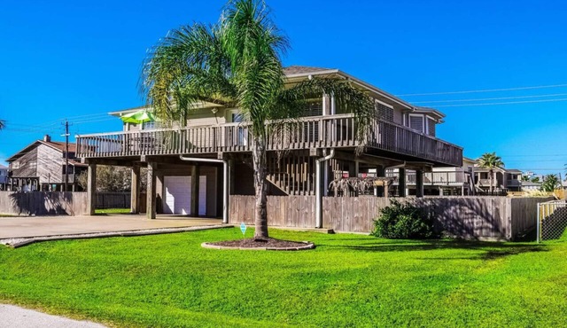 Cozy Holiday Home, Large Deck & Fenced Yard