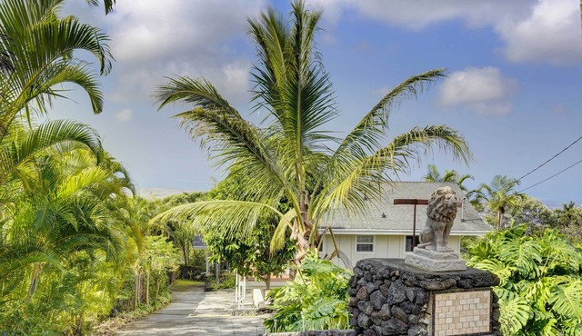 Cozy Kona Coast Apt w/Lanai ~ 8 Miles to Beach!