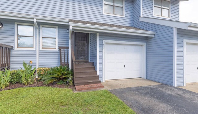 Cozy Poolside Condo w/Beach Access Lower Rates!