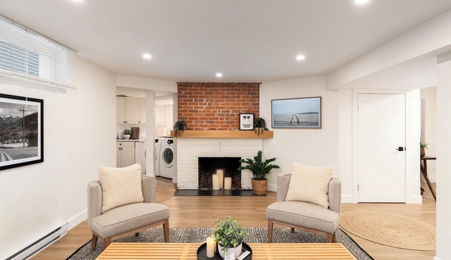 Cozy Quiet 2 Bed Victoria Retreat with Gym