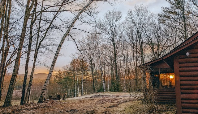 Cozy Updated Log Cabin with Mountain Views close to Monadnock