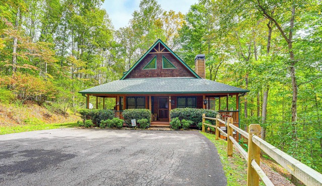 Dahlonega Cabin w/Hot Tub, 4 Mi to Downtown!