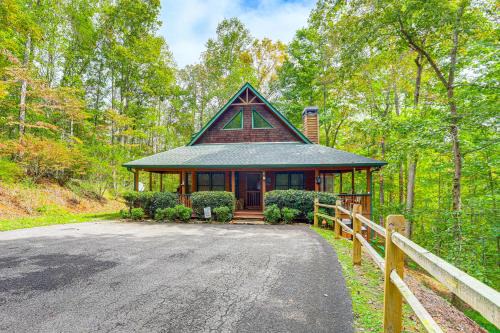 Dahlonega Cabin with Hot Tub, 4 Mi to Downtown!