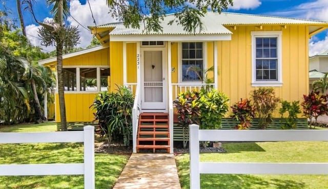 Delightful Historic Cottage Steps from Poipu/Brennecke's Beaches A/C