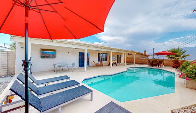 Desert retreat w/mountain view & poolside house w/spa & fireplace