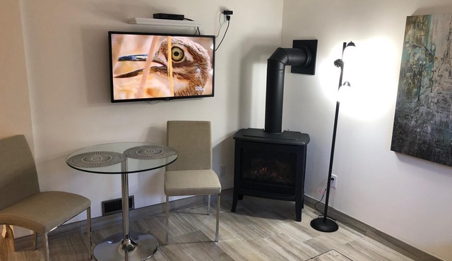 Designer 1-bedroom Suite, Full Kitchen across from University of Victoria