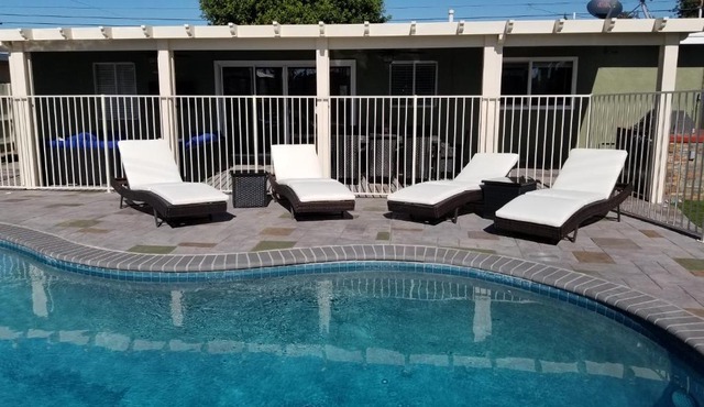 Disneyland & Knotts Close! Hot Tub, Mini Golf, private pool, gameroom