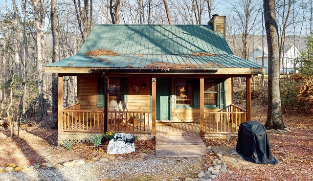 Dog-friendly classic two-story cabin with private hot tub & firepit