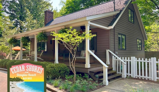 Douglas, MI Walk to Douglas Beach Hot Tub Screened Porch Pet Friendly