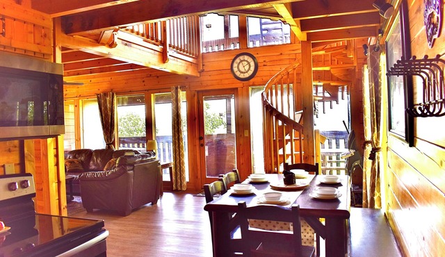 ENCHANTED VIEW~*Super cozy & Awesome Valley Views~10 minutes to Pigeon Forge *