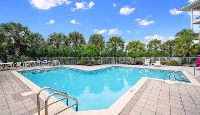 End of Season DEALS 2 & 3 Night Getaways. Pool & 3 min Walk to the Beach!