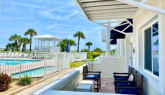 Endless Summer 🏄‍♂️ Oceanfront ground floor Patio Poolside includes all beach gear!