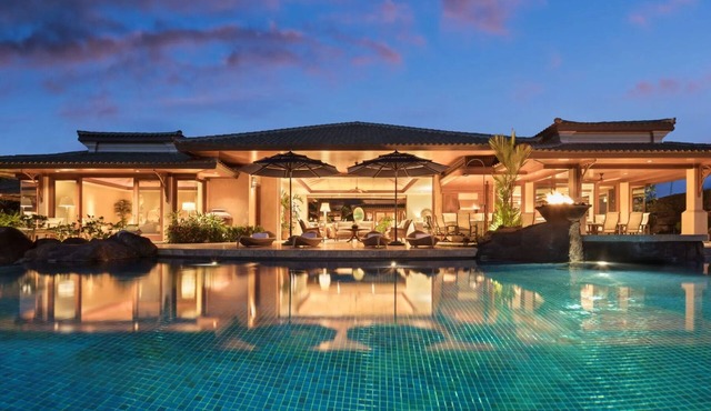 Enjoy Pauoa Beach Club’s spa, gym, pool, and oceanfront privacy.