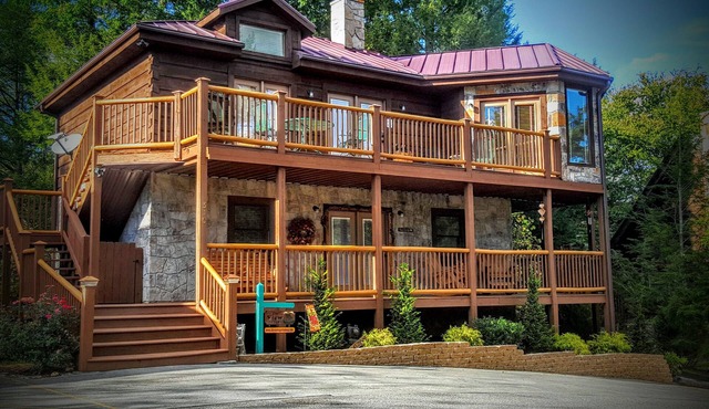 ENJOY "THE VIEW" 5 ⭐️STAR ELEGANT, PET FRIENDLY, 3 KING BEDS & GORGEOUS SCENERY