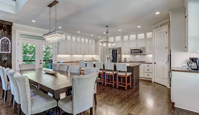 Executive Retreats, Family Reunions, Near Montaluce, 8 King Beds