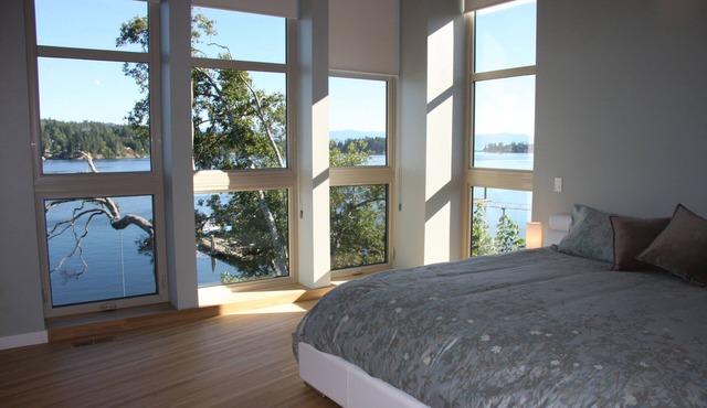 Fabulous Ocean Front - Warm and Inviting