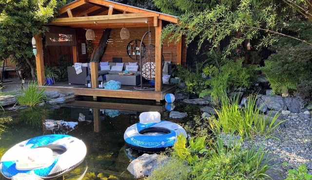 Family Oasis w/Resort Facilities - swim pond, hot tub, deck, dock, ping-pong.