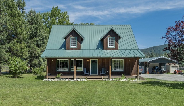 Farmhouse In Plain 2 Bedroom Home by NW Comfy Cabins by RedAwning