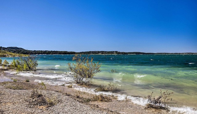 Flirty Flamingo' Studio: 1 Mi to Canyon Lake