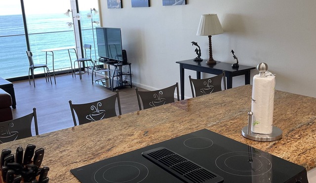 floor to ceiling windows,180 degree view of ocean, 11th floor