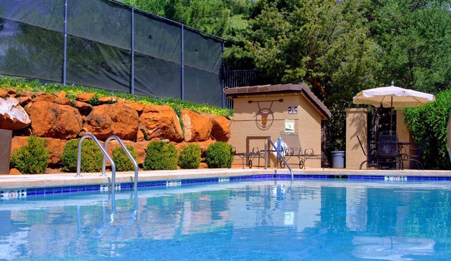 Fresh & Quiet. 5 Minutes to Bell Rock. Golf, Pool, Hot Tub & Tennis.