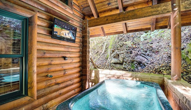 Fun-Filled Cabin w/Pool Table & Jacuzzi