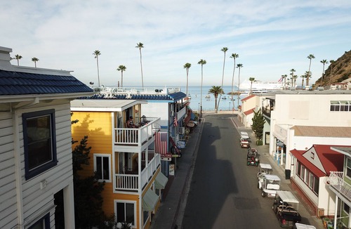 Avalon Villa | Fun Vibe in town over 600 5 STAR reviews two balcony’s SUP KAYAKS CHAIRS CLEAN