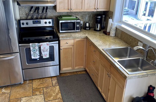 Avalon Villa | Fun Vibe in town over 600 5 STAR reviews two balcony’s SUP KAYAKS CHAIRS CLEAN