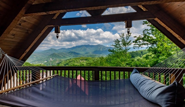 GATLINBURG LOG CABIN SPECTACULAR VIEWS HOT TUB LUXURY HONEYMOON ANNIVERSARY