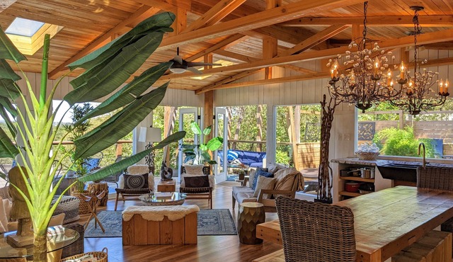 Glass Treehouse-Zen & Exotic KAYAK/Swim/LAKE/SUP/Bike/Hike/-RIVER-GARDENS-FOOD!