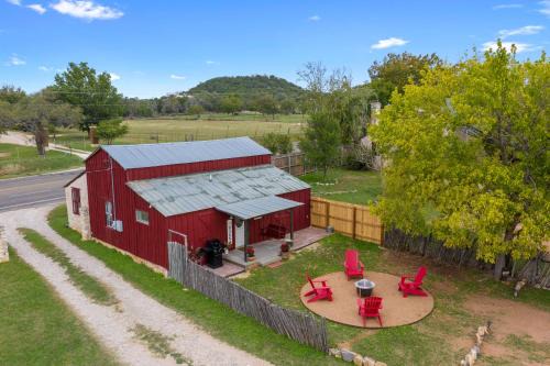 Gorgeous Barn Cabin 10min from Main St!