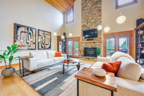 Gorgeous Home with Mt Rainier Views 4 Mi to Poulsbo