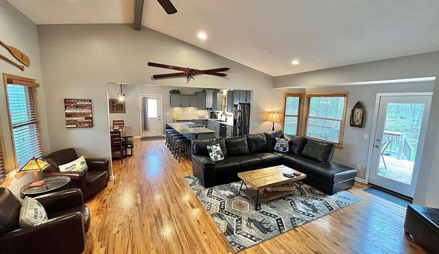 Gorgeous Lemon Lodge 1mile to Crystal Mtn, 4Bed+2Ba+2Family Rms+Game Rm+Pets Ok!