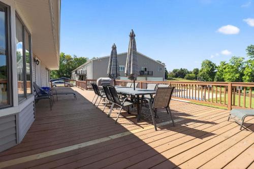 Grass Lake Retreat with Game Room & Fire Pit