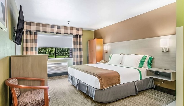 Great Relaxing Overnight Stay at GuestHouse Poulsbo! Pets Allowed, Free Parking