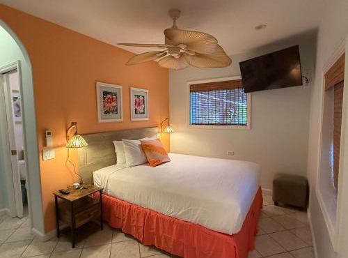 Half-Price Bed & Breakfast Steps from the Beach with AC