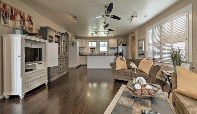 Hawaiian Hideaway with Yard Less Than 2 Miles to Hilo Bay!