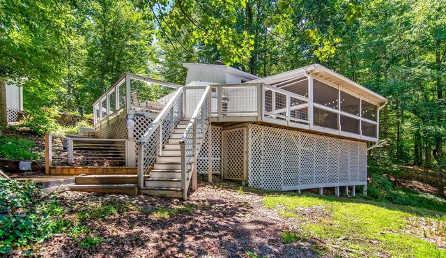 Hiawassee Chalet | Pet Friendly I Enclosed Patio/1m to Marina