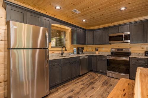 Hidden Gem Cabin for up to 10 with Wi-Fi, game room, hot tub and swim spa, close to town, private