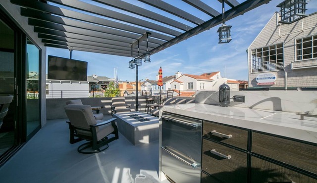 High-end Home Near the Beach - Firepit - Outdoor Kitchen