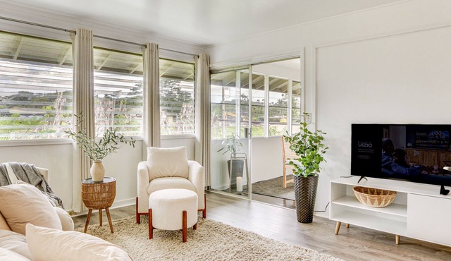 Hilo Apartment w/Lanai - 2 Mi to Beaches!