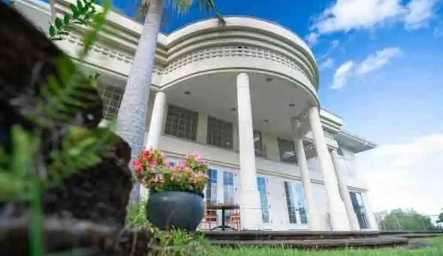 Hilo Villa with pool - 16 guests max