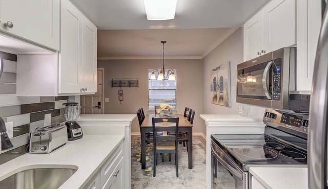 Hilton Head 2BR Townhouse Walk to Shops & Dining