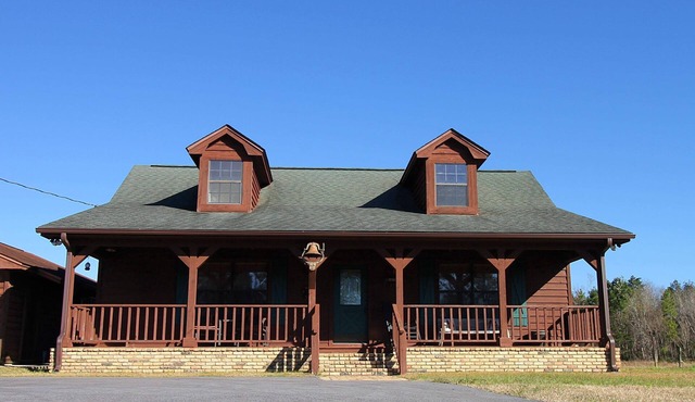 Honeyb’s Ranch House on quiet lake