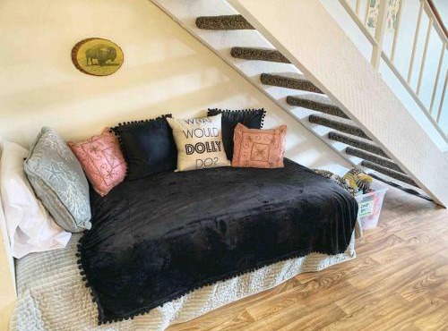 HonkeyTonk Hideaway, Walkable to Everything!