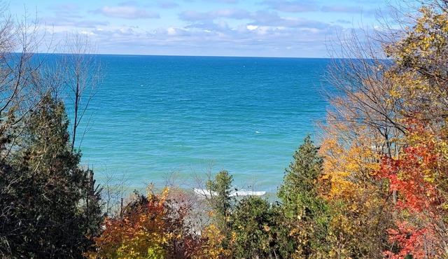 Huron Blue Lakehouse - Private & secluded lakefront home