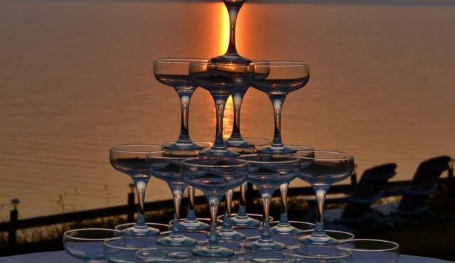 Huron-waterfront cottage6 bedrooms3baths with Hot tub/outdoor shower/pets2.