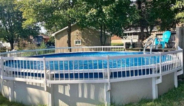 Huron waterfront cottage 8bed/4bath 20+guests/Hotub/2pets/outshower/beach.