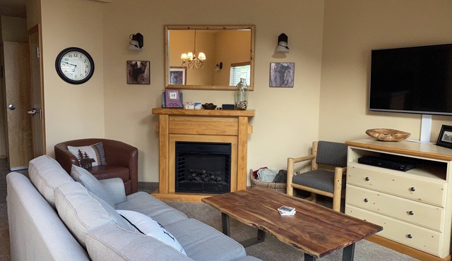 Icicle Village Resort, Luxury Queen Suite Condo. Just 1/2 mile from down town